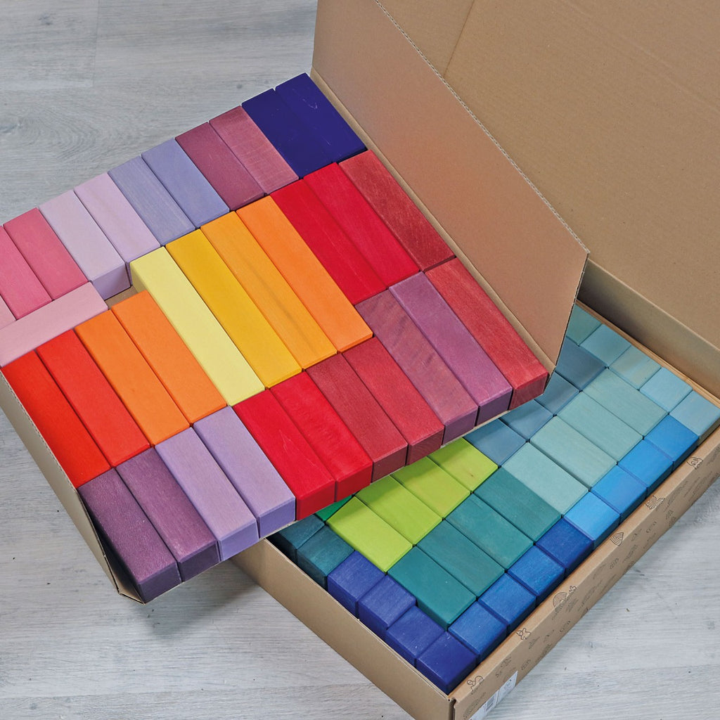 Dettaglio blocco in legno levigato della piramide Grimm's, colori atossici a base d'acqua