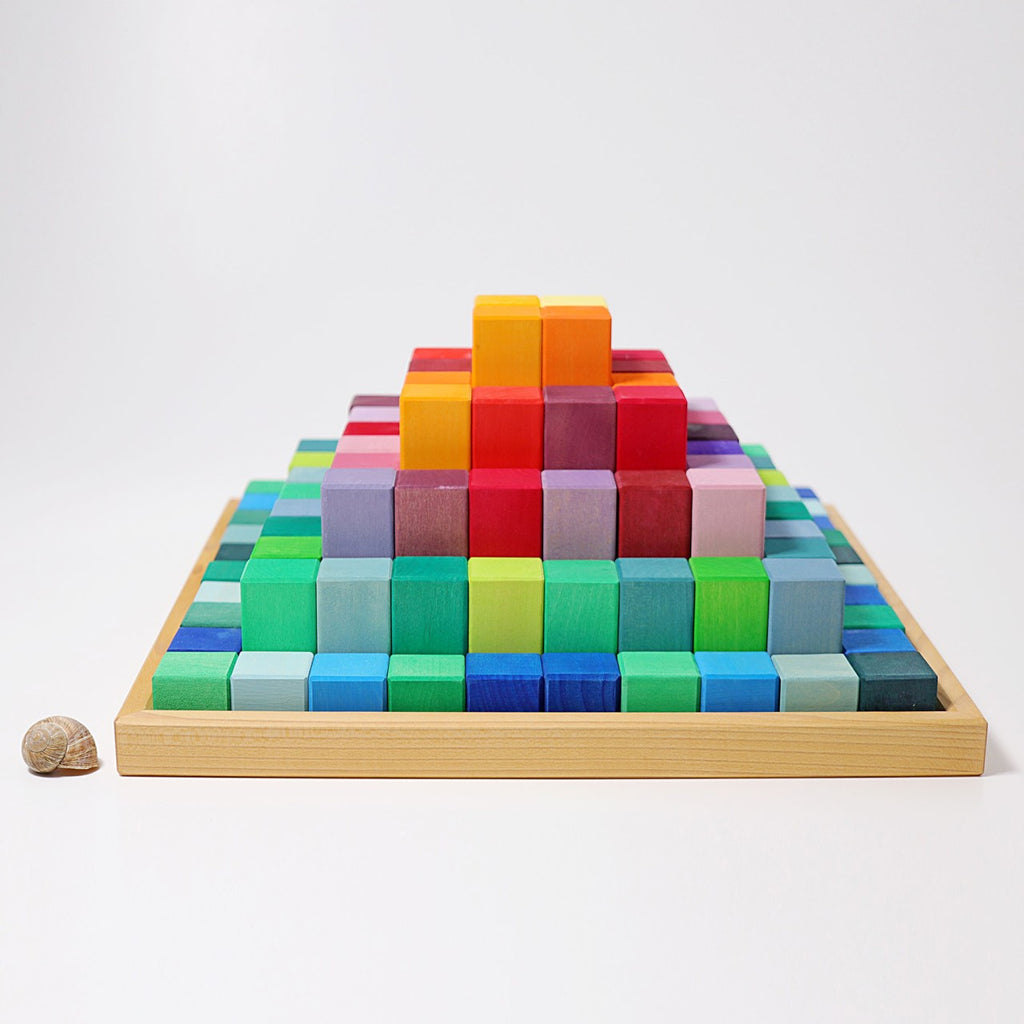 Esempio di costruzione creativa con i blocchi della piramide Grimm's, gioco montessoriano