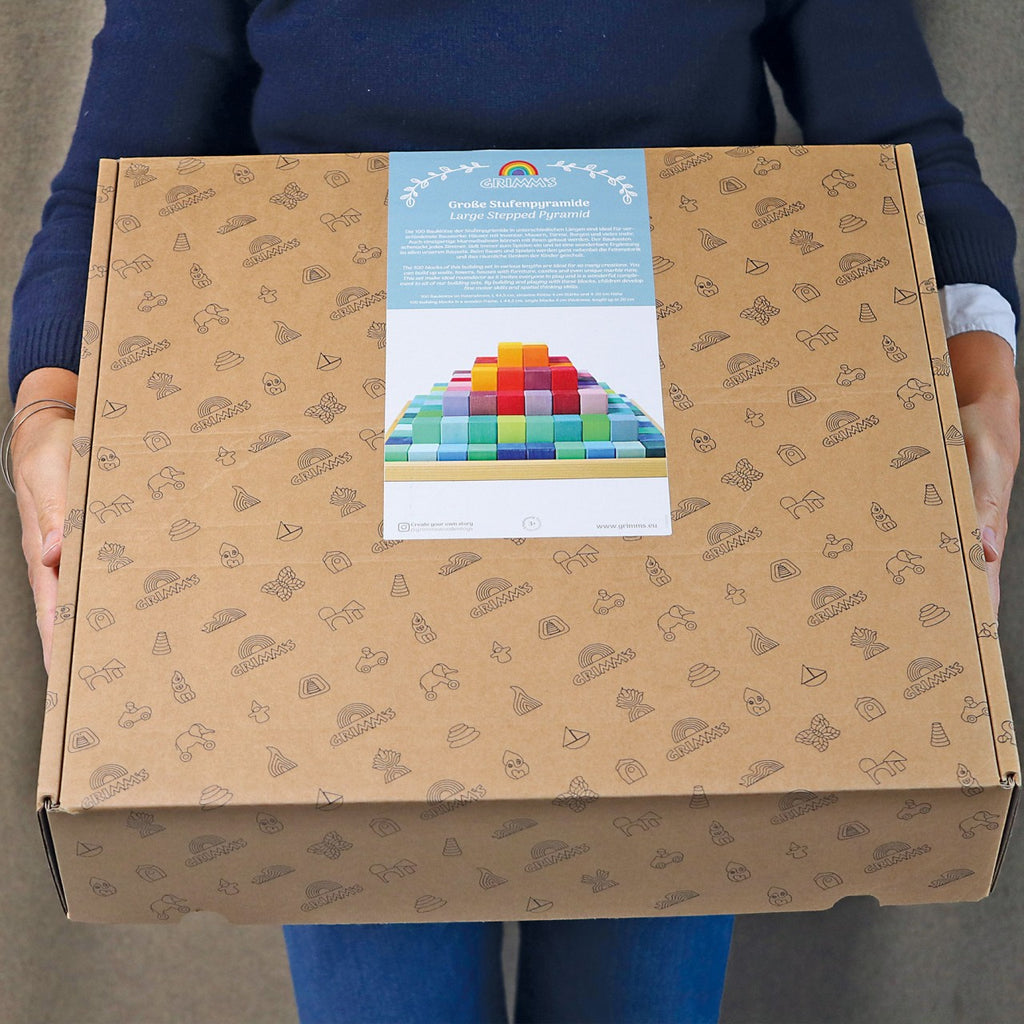 Confezione della piramide a gradini Grimm's in cartone ecologico, ideale per regalo